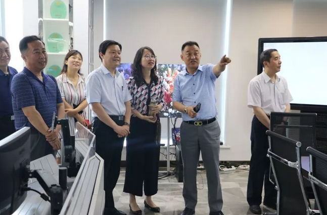 杜宝现带队到民营企业走访调研并主持召开座谈会